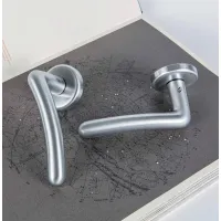 Zdjęcie Ładna klamka Sirio z mosiądzu w 3 wykończeniach