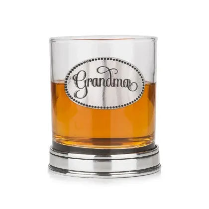Zdjęcie Stylowa szklanka do whisky z emblematem z napisem „Babcia” i polerowaną podstawą w kolorze miedzi – prezent dla babci