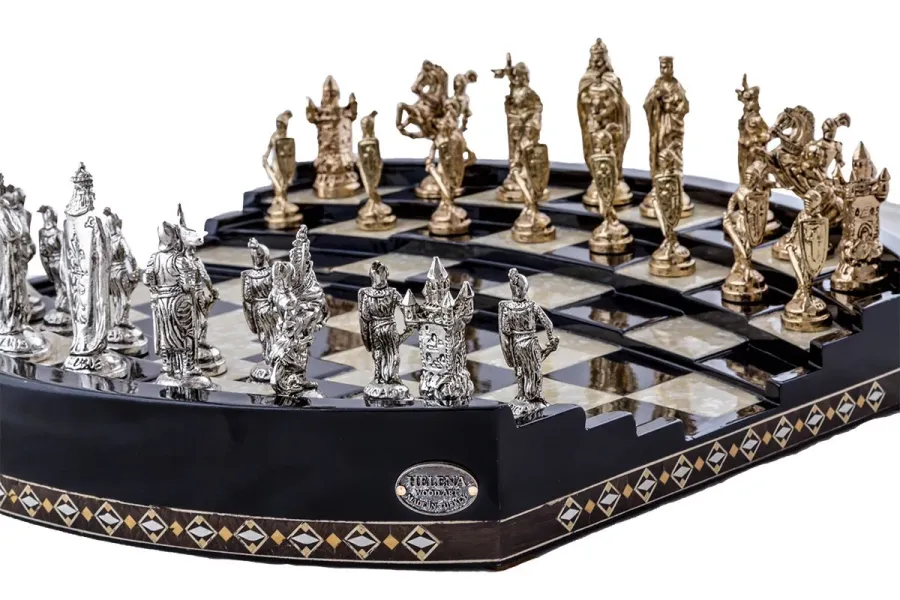obrazek 3 Stylowy komplet szachowy Arena 3D z metalowymi figurami - Helena Woodart