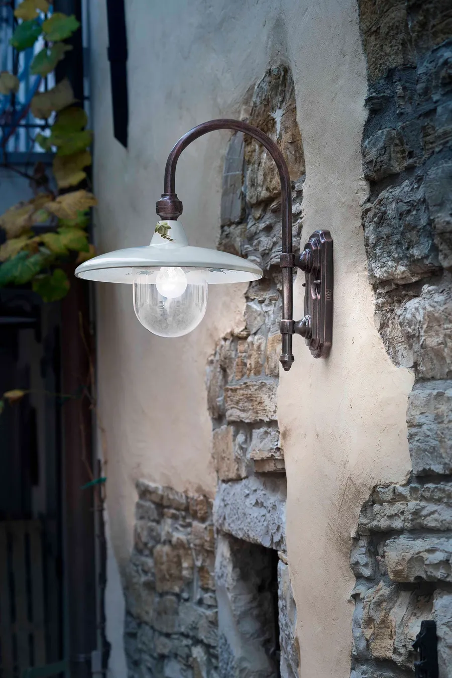 obrazek 2 Klasyczna zewnętrzna włoska lampa naścienna