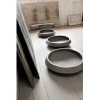 Picture Unconventional clay flower pot for the garden - Atelier Vierkant