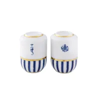 Zdjęcie Stylowy porcelanowy zestaw – solniczka i pieprzniczka Transatlântica z niebieskimi paskami i drobnym elementem ozdobnym - Vista Alegre