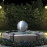 Zdjęcie Zjawiskowa fontanna Saturno do oryginalnego ogrodu