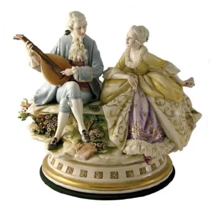 Zdjęcie Porcelanowa figurka mężczyzny grającego na lutni dla kobiety