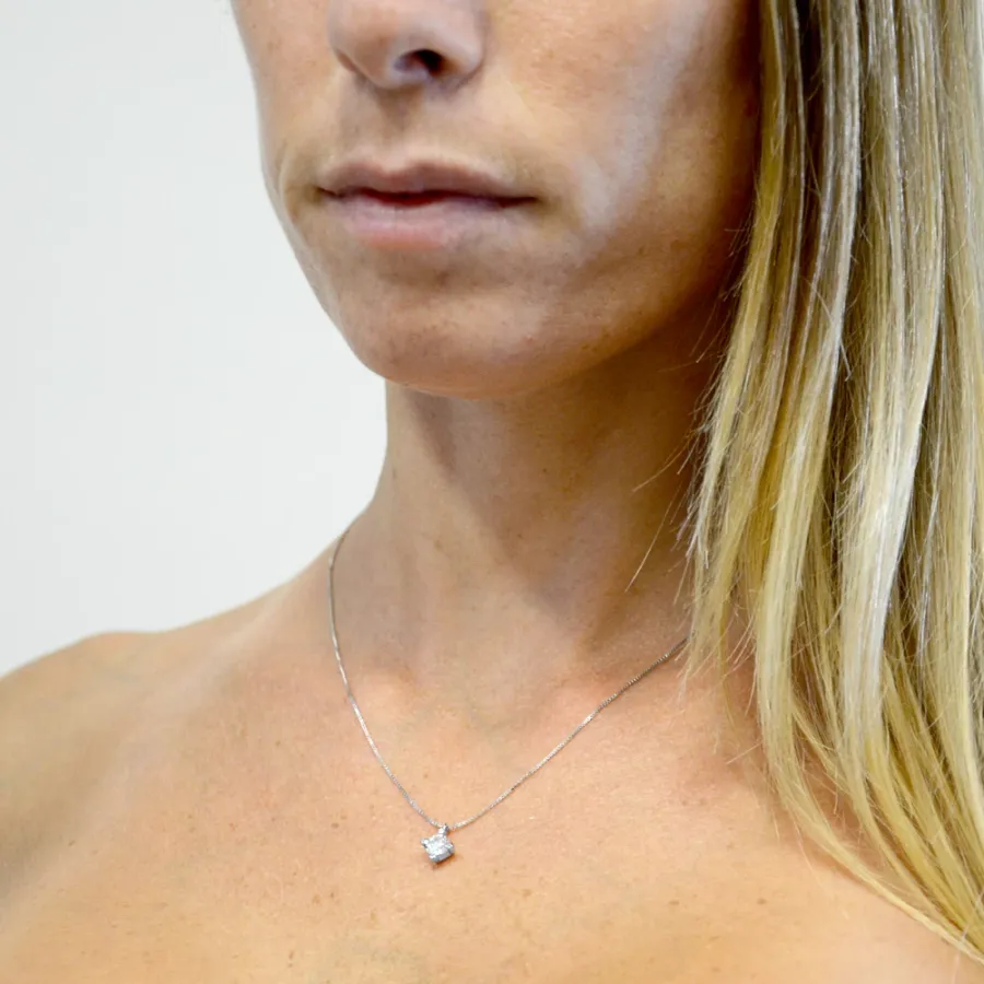 obrazek 2 Naszyjnik z dużą zawieszką z punktem świetlnym z diamentem