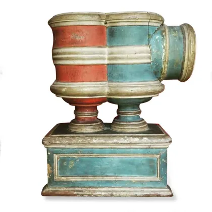 Zdjęcie Antyczna urna wyborcza z drewna toczonego, lakierowana na brzegach w odcieniach pudrowego błękitu i sieneńskiej żółci