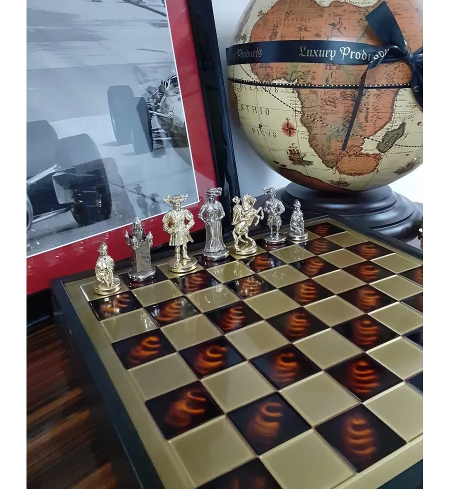 obrazek 1 Niespotykany czerwony zestaw do gry w szachy - Constatntions Manopoulos