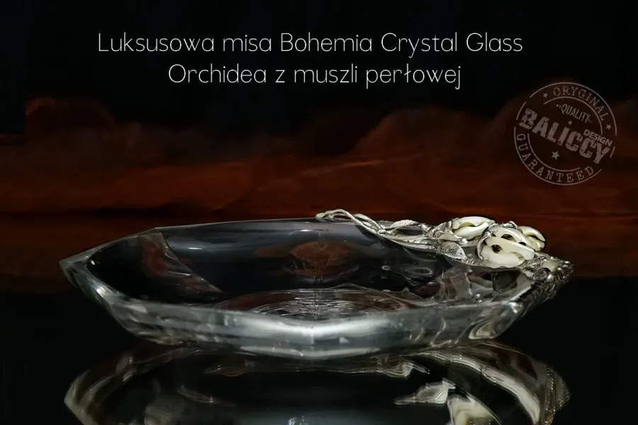 Misa kryształowa z muszlą perłową.