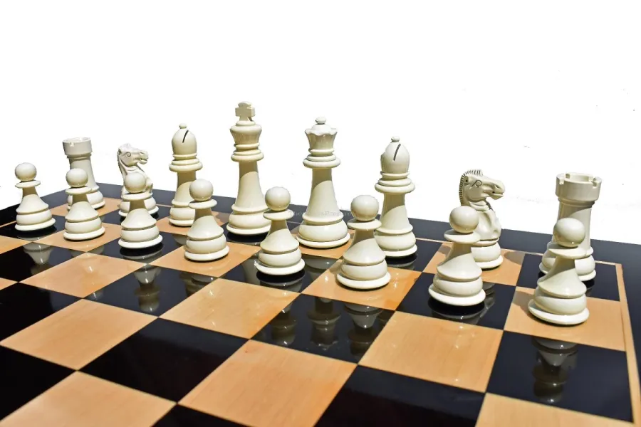 obrazek 4 Czarno-białe lakierowane pionki do gry w szachy - The Chess Empire