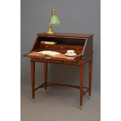 Zdjęcie Antyczne, eleganckie i mahoniowe biurko w stylu edwardiańskim