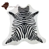 Zdjęcie Stylowy dywan skórzany z nadrukiem Zebra - 71x71 cm