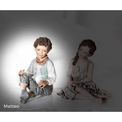 Zdjęcie Porcelanowa statuetka chłopca w koszuli i kamizelce - Sibania