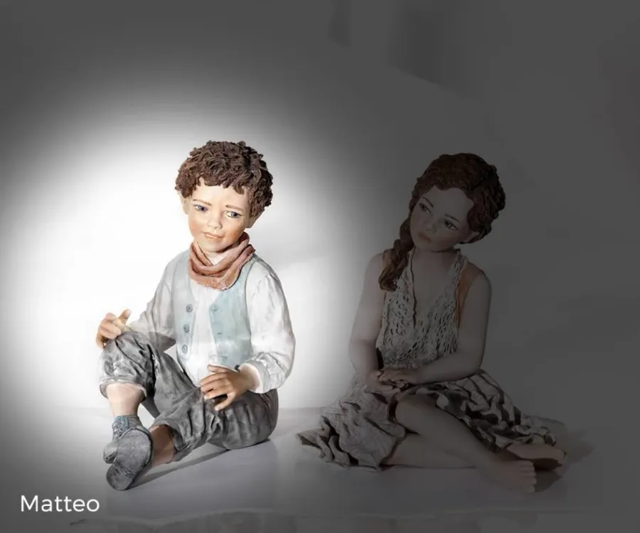 obrazek 1 Porcelanowa statuetka chłopca w koszuli i kamizelce - Sibania