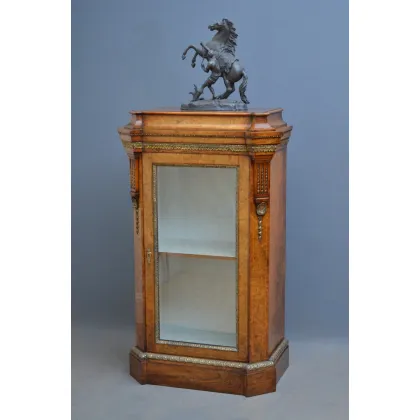 Zdjęcie Nietypowa gablota z 1860 roku wykonana z drewna orzechowego - antyk