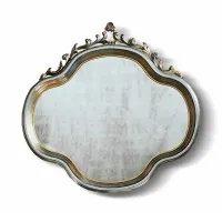Zdjęcie Eleganckie antyczne lustro o oryginalnym kształcie