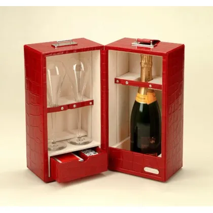 Zdjęcie Oryginalne skórzane etui na butelkę szampana z kieliszkami, kartami oraz kośćmi