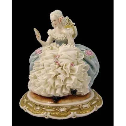 Zdjęcie Kobieta patrząca w lustro - porcelanowa figurka do apartamentu