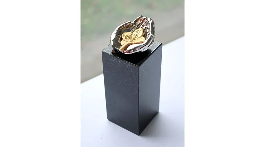 obrazek 1 Prestiżowa posrebrzana statuetka "Ręce pełne szczęścia" - gustowny prezent na wyjątkowe okazje