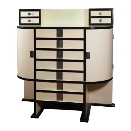 Zdjęcie Drewniana szafka z XX wieku