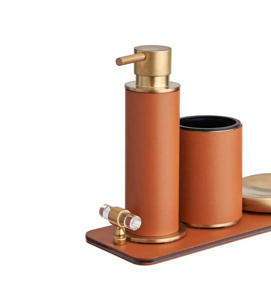 obrazek 4 Wyjątkowy złocony dozownik Ø7xH19 cm ze skórzanym korpusem w kolorze koniakowym