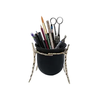 Zdjęcie Nietypowy pojemnik na długopisy