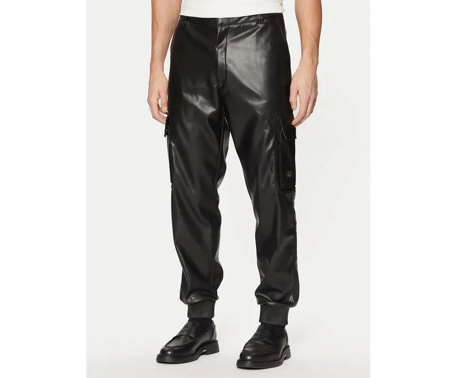 obrazek 1 HUGO Spodnie z imitacji skóry Geza2511 50534827 Czarny Regular Fit