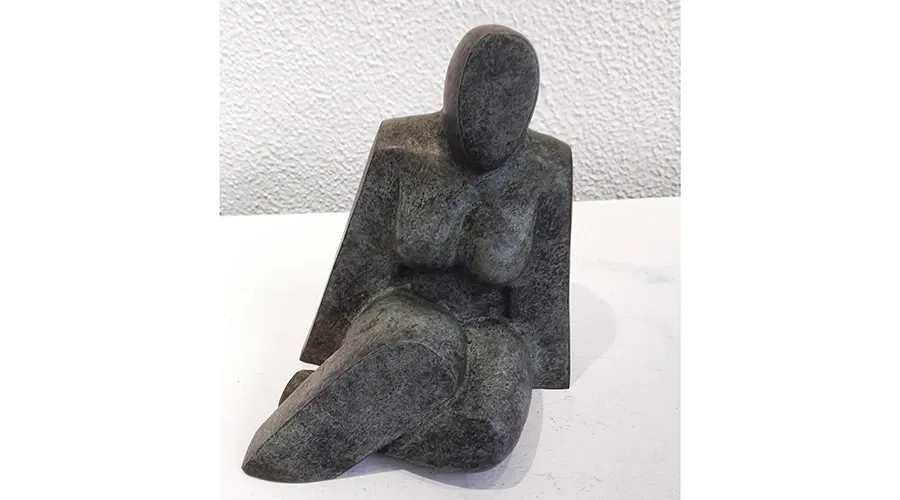 obrazek 1 Stylowa rzeźba "Kobieta siedząca pod kątem" - idealna ozdoba domu