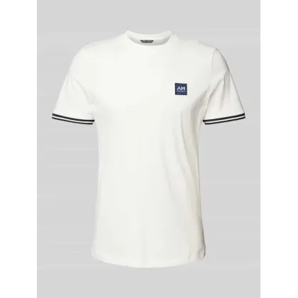 Zdjęcie T-shirt z naszywką z logo
