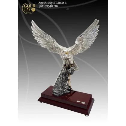 Zdjęcie Figura lecącego orła na eleganckiej podstawie