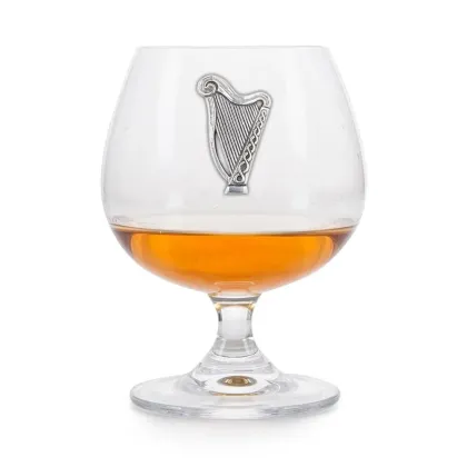 Zdjęcie Kieliszek do brandy zdobiony emblematem z irlandzką harfą – prezent na wyjątkową okazję