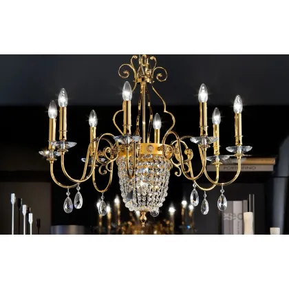 Zdjęcie Bogato zdobiony wiszący żyrandol do ekskluzywnych wnętrz