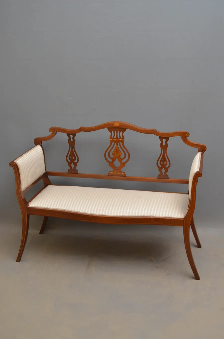 obrazek 1 Edwardianska sofa w mahoniowym kształcie, z wyprofilowanym relingiem - antyk