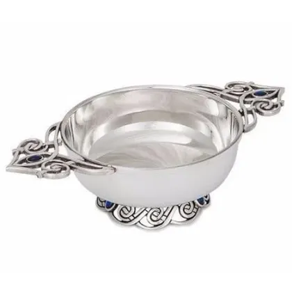 Zdjęcie Prosta czarka Quaich z kamieniem celtyckim w kolorze niebieskim – stylowy prezent