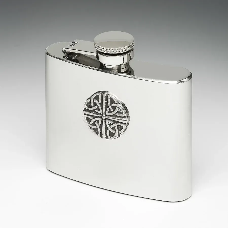 obrazek 1 Unikalna piersiówka do whisky zdobiona cynowym dyskiem z węzłem trójcy