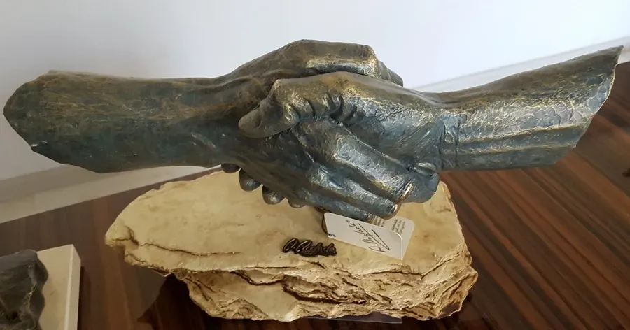 picture 4 Handshake - a sculpture for a gift for the boss!