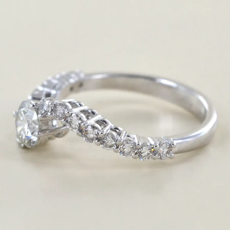 obrazek 5 Pierścionek Solitaire z pół karatowym diamentem i brylantami na trzpieniu