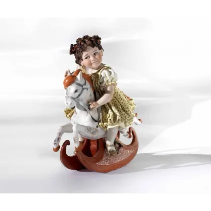Zdjęcie Dziewczynka na koniu na biegunach z porcelany - Sibania