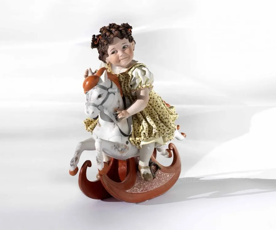 obrazek 1 Dziewczynka na koniu na biegunach z porcelany - Sibania