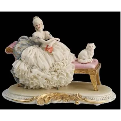 Zdjęcie Figurka z porcelany - kobieta z kotem