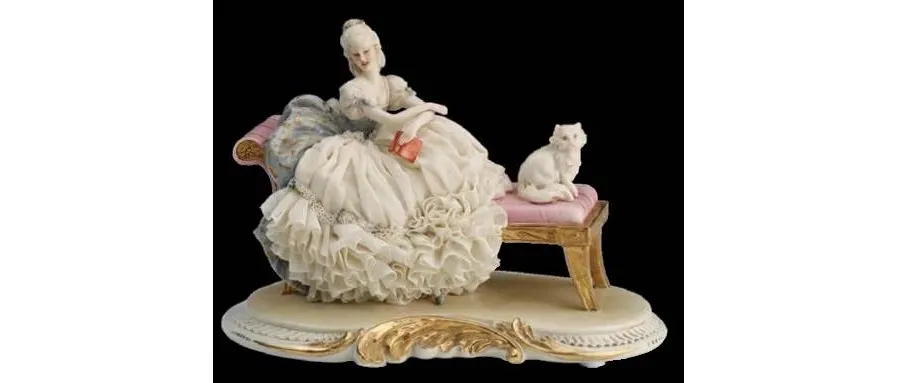 obrazek 1 Figurka z porcelany - kobieta z kotem