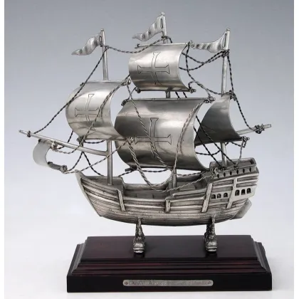Zdjęcie Fantastyczny model statku z cyny na drewnianej podstawie