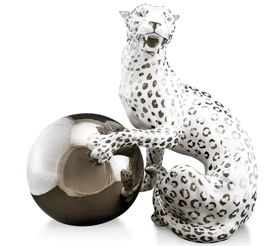 obrazek 3 Leopard z kulą ozdobną do eleganckiego salonu - złoto i biel!