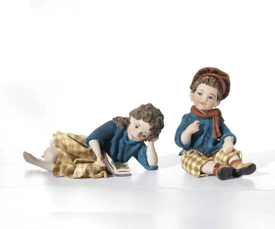 obrazek 2 Porcelanowa figurka małego chłopca w jesiennych ubraniach - Sibania