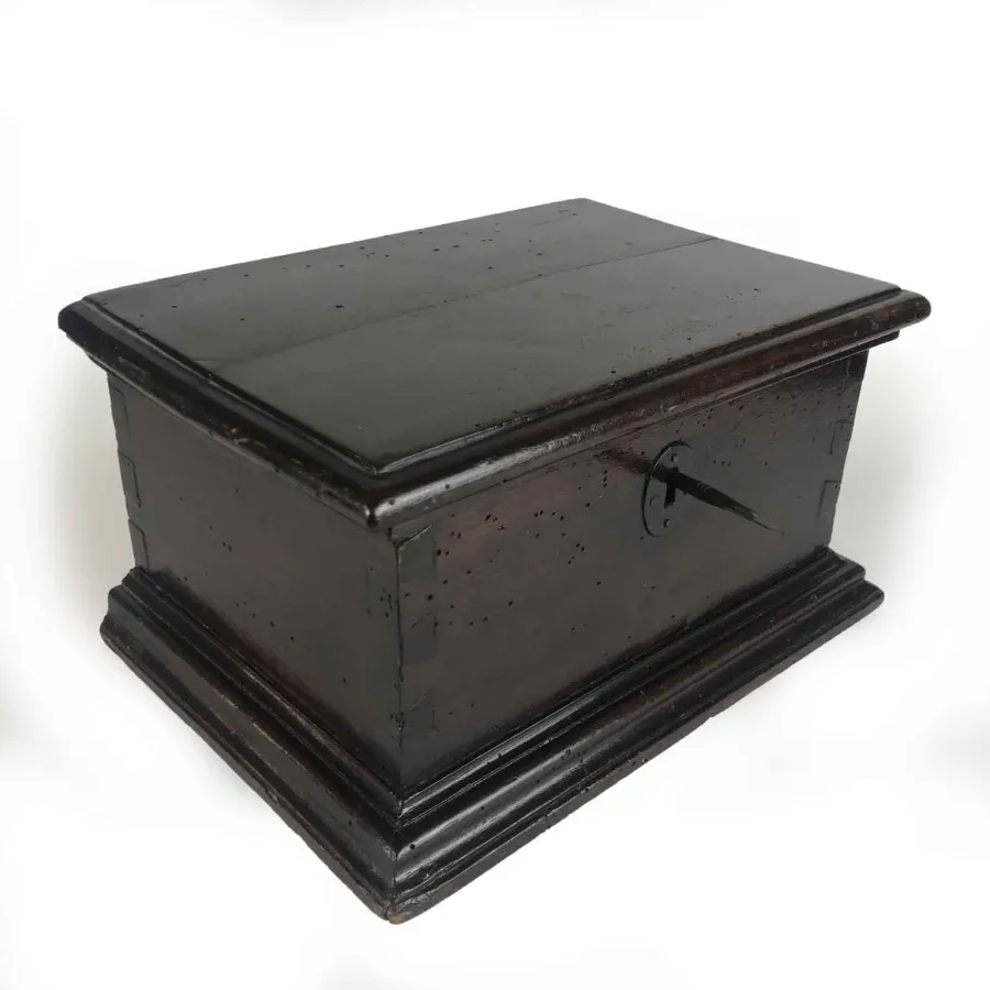 obrazek 2 Orzechowe pudełko z wieczkiem i funkcjonalnym zamkiem, ciemna patyna z końca XVIII wieku