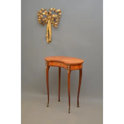 Zdjęcie Atrakcyjny stolik okolicznościowy w kształcie nerki z żółtodrzewu - antyk