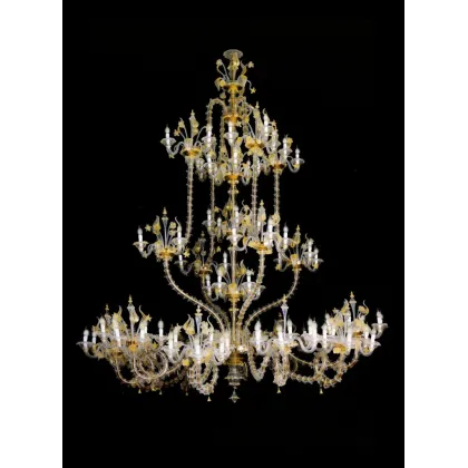 Zdjęcie Pokaźny szklany żyrandol w stylu antycznym