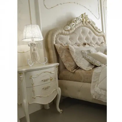 Zdjęcie Elegancki włoski stolik nocny w stylu barokowym