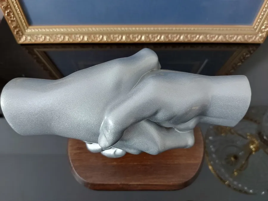 obrazek 3 Uścisk dłoni - niesamowita statuetka na prezent
