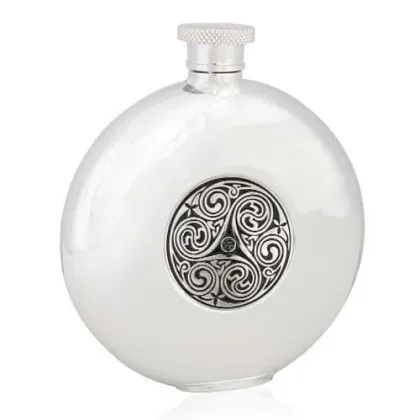 Zdjęcie Piersiówka zdobiona wzorem potrójnego wiru – prezent dla mężczyzny lub kobiety