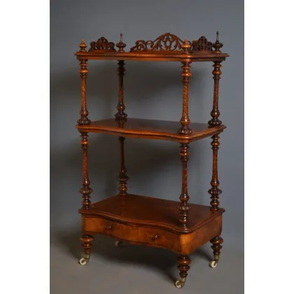 Zdjęcie Wyjątkowy wiktoriański, zadziorowy orzech z serpentynowym obrysem - antyzny regał na kółkach